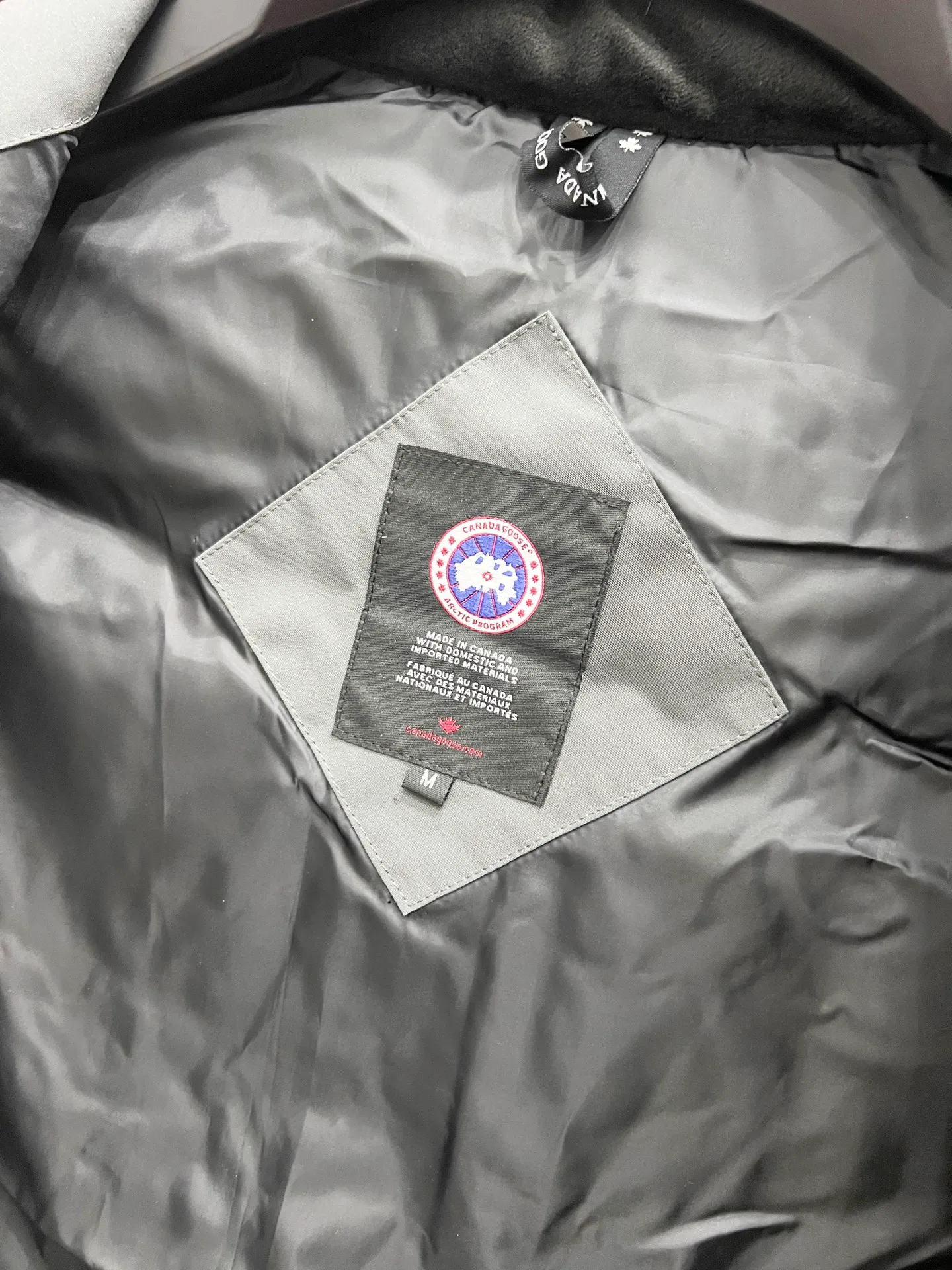P330 model number: YC28 Canada goose/Canada Goose 4154M Freestyle Crew down vest, using international 50 down, genuine original clothing, pay attention to the version, YKK double zipper, velvet on the back collar, more warm, zippered hidden pocket on the inside, genuine mesh pockets on the inside. If you need to compare with the genuine product, check it out at any time. Accessories are all customized from the original factory. The fabric is molded and customized according to the original version. It can be restored by kneading it at will (fabric interpretation: the harder the fabric, the better the waterproof performance. Only those who buy the latest authentic version this year will notice the softness and comfort of the fabric. Soft fabrics are waterproof and have memory rebound function, which is the authentic fabric). The down is synchronized with genuine white duck down, fluffy and not clumps. The original version of Big Goose is white duck down. It is not the goose down boasted by the world's random copywriting. It can be verified through any official channel. Customized authentic YKK double zipper military-grade copper core zipper puller. High hardness and no jamming. The original smoothness is restored. The workmanship and wiring are all controlled by workers with more than ten years of service. They must be horizontal and vertical. No crookedness. The inner wiring density is more sophisticated. Feel free to compare. Big goose label. Collar label. Washed label. Hangtag. Zipper rope. Pocket label. Collar velvet. Buttons. All details are updated simultaneously with the original version. The best version. A fighter in a world-famous vest. Compare to the entire network. Color: Black White Navy Blue Gray Gray Gray Label Size: S-XXL